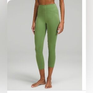 Lululemon yoga pants cropped in shade green foliage